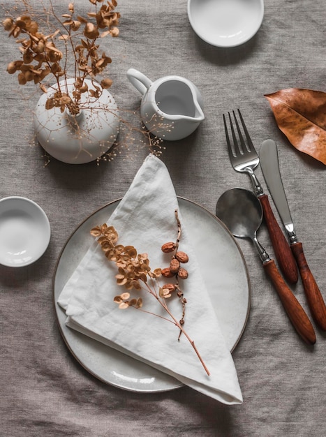 Стол с посудой